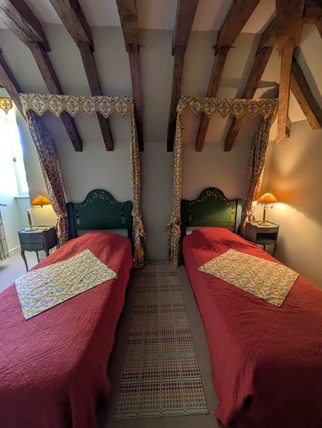 Pose de cantonnières pour habiller ces deux lits jumeaux